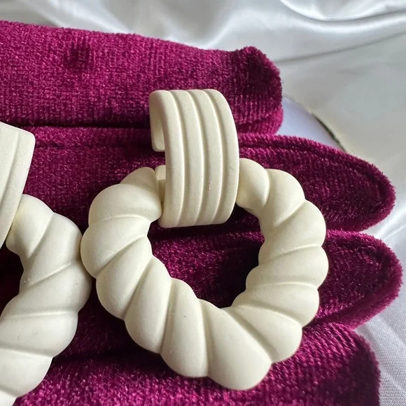 Bohemian style Cream Twisted Hoop Earrings - Picture 5 of 9